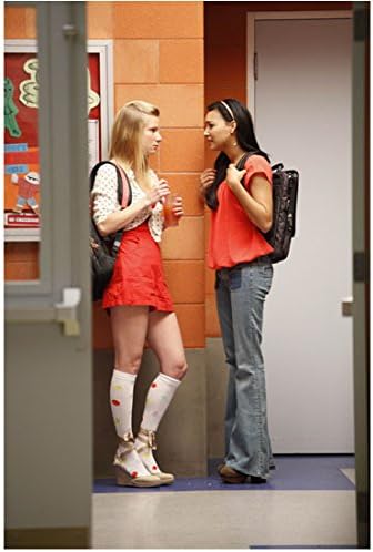 Glee Heather Morris בתור בריטני וניאיה ריברה בתור סנטנה מדברת במסדרון 8 x 10 אינץ 'תמונה